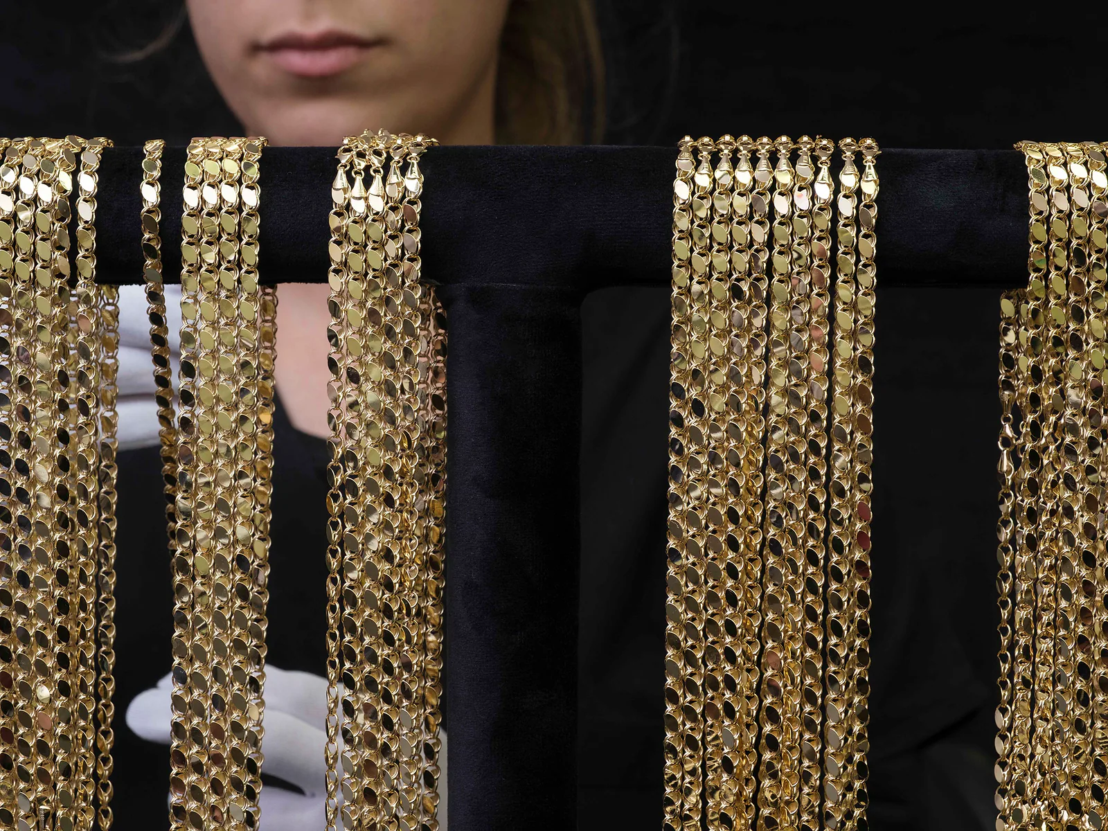 Gold chains in curb, rope, cable and figaro links produced by Mioro
