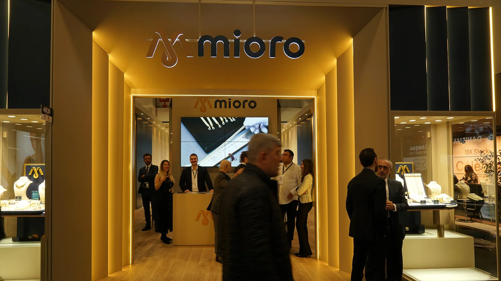 Mioro fuar standı, ön cephe