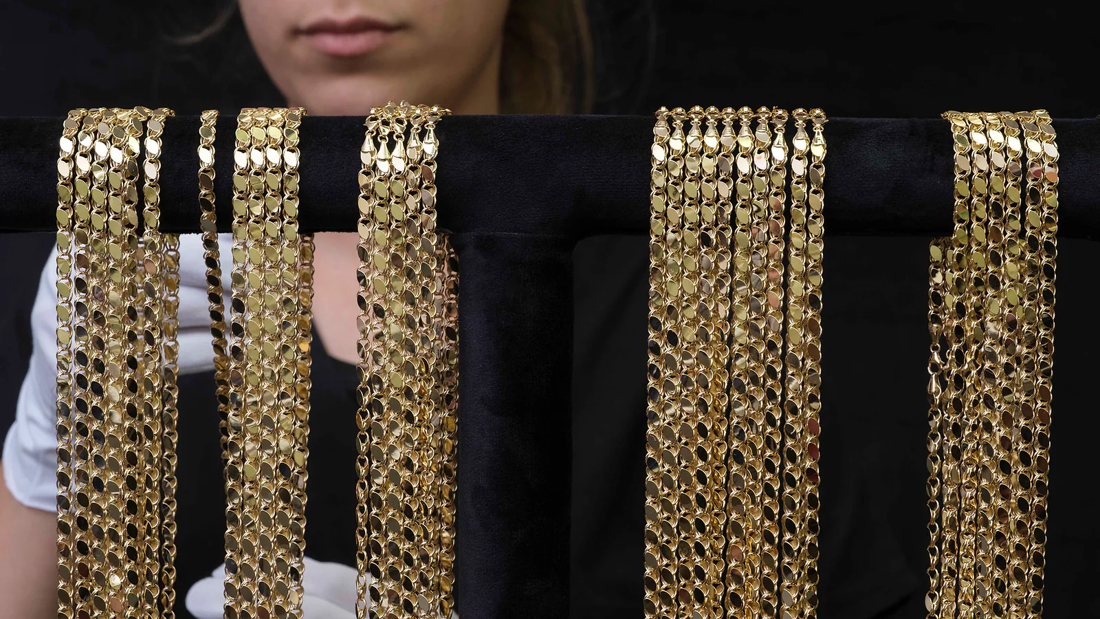 Automated soldering of a gold chain link at Mioro’s production facility